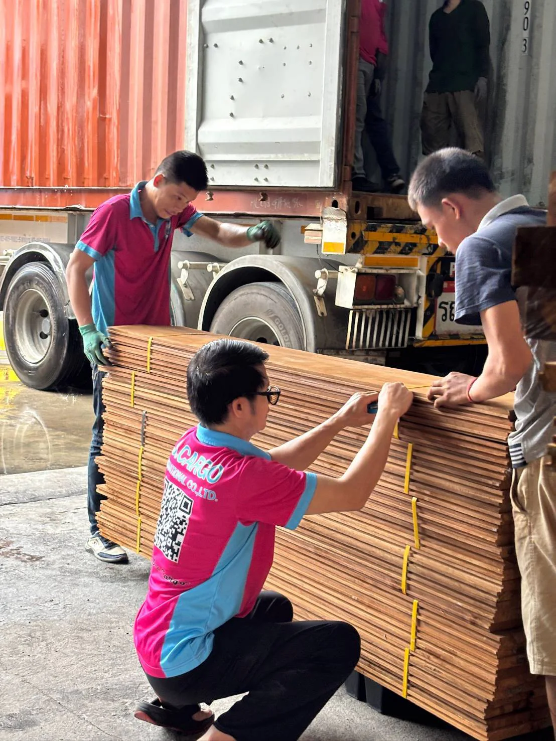 ทีมงานตรวจและวัดชุดไม้สักก่อนการส่งออก
